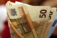 Tέλη κυκλοφορίας, ΕΝΦΙΑ και φόρος εισοδήματος: Όλα τα ραβασάκια που πρέπει να πληρώσετε μέχρι το τέλος του έτους