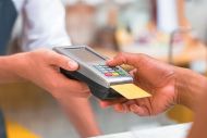 ΑΑΔΕ: Η διασύνδεση POS με ταμειακές μηχανές φέρνει πιο κοντά τον στόχο για επιπλέον έσοδα 2,5 δισ. ευρώ ετησίως