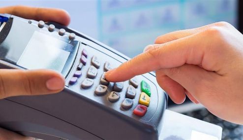 Picture 0 for ΑΑΔΕ: Σαρωτικοί έλεγχοι για POS σε ταξί, λαϊκές αγορές και τουριστικές επιχειρήσεις - Το ειδικό σήμα και το πρόστιμο των €1.000