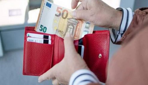 Picture 0 for KΕΠΕ: Τέσσερα στα δέκα νοικοκυριά τρώνε από τα έτοιμα και… δεν φτάνουν