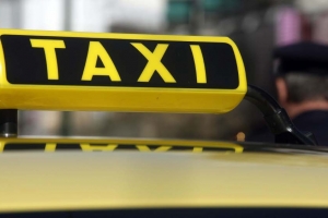 ΑΑΔΕ: Λήγει η προθεσμία τριών εβδομάδων για τα αυτοκόλλητα για τα POS στα ταξί