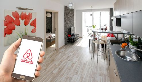 Picture 0 for Σαρωτικοί έλεγχοι στα Airbnb: Η εφορία ανοίγει τα στοιχεία από τις πλατφόρμες