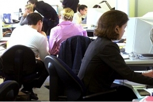 Πώς διαμορφώνονται τα νέα ειδικά μισθολόγια στο δημόσιο και στις ΔΕΚΟ